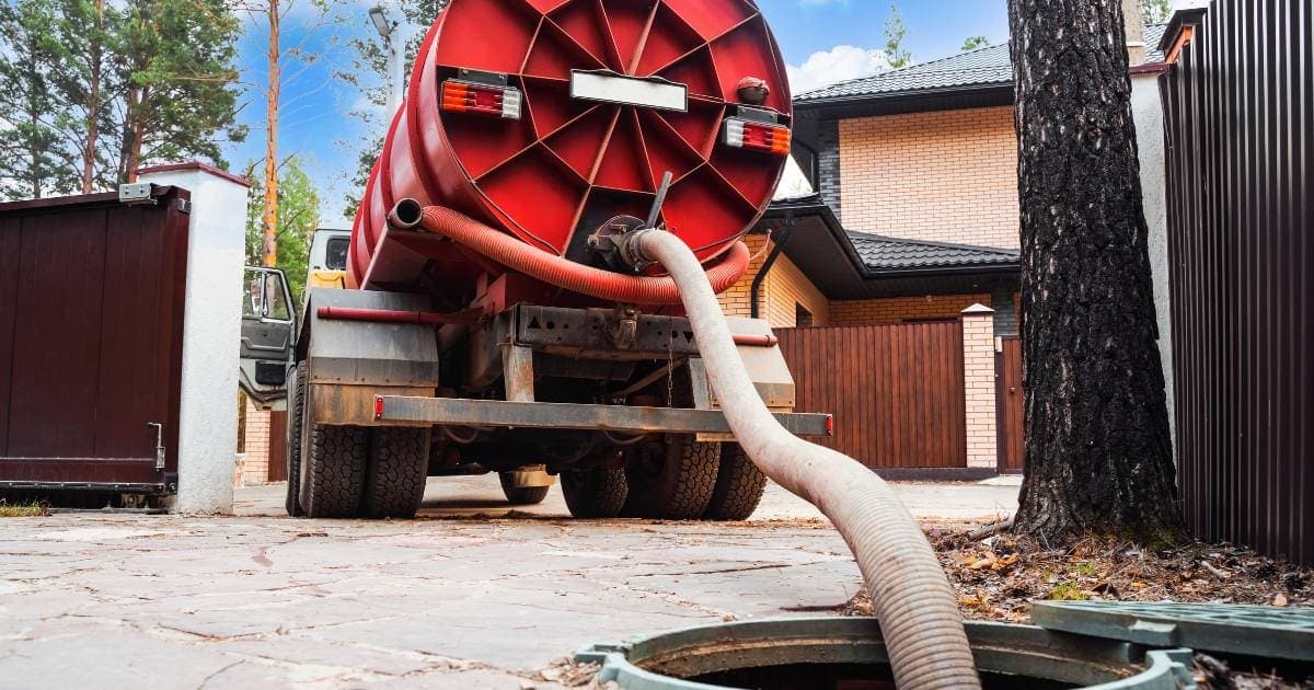Caminhão limpa-fossa da SG Desentupidora em residência
